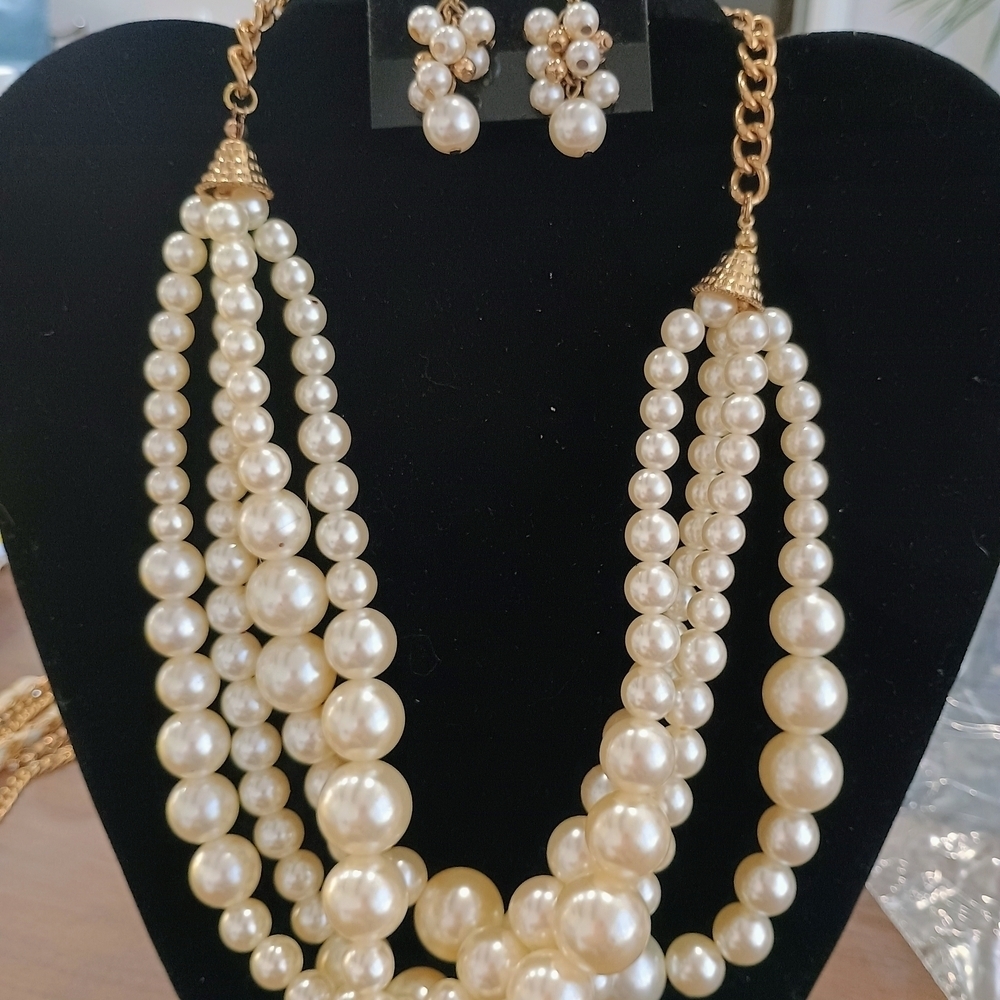 Elegant Pearl and Gold Jewelry Set